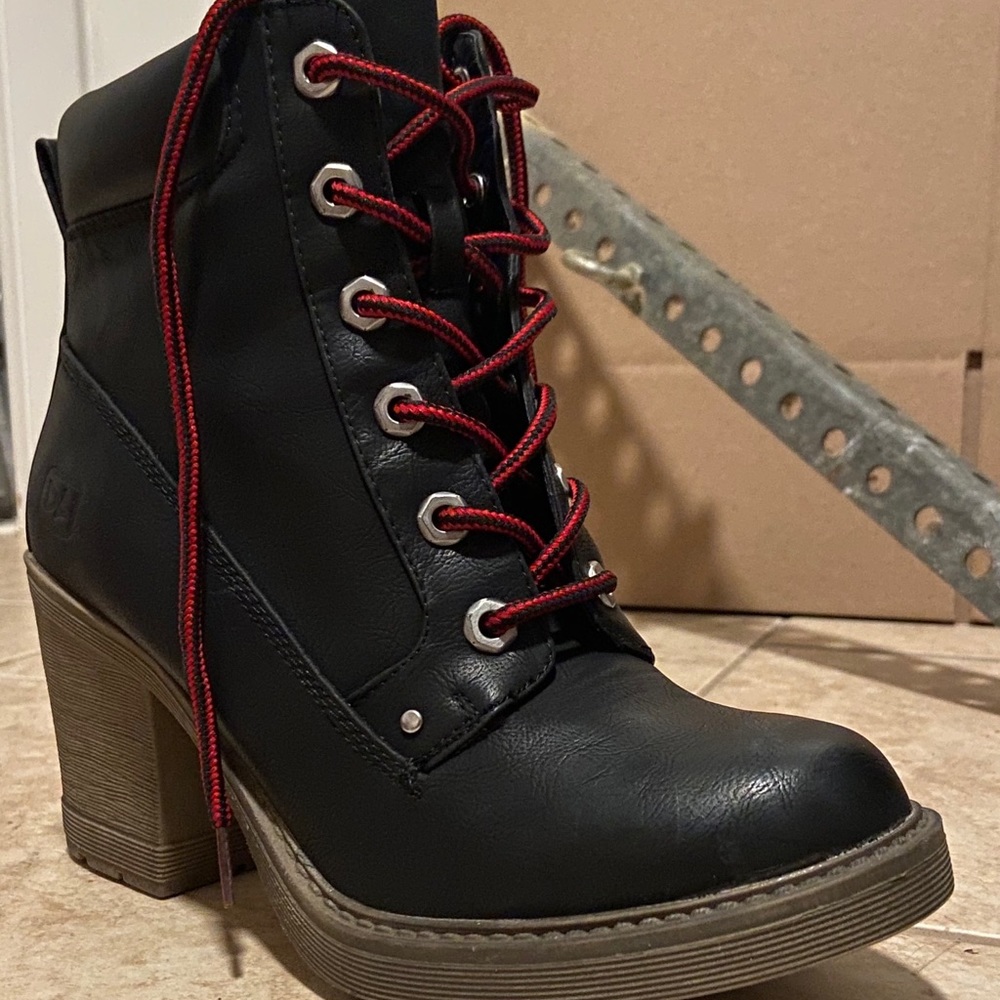 1 pair of trendy boots. Perfect for all weather.